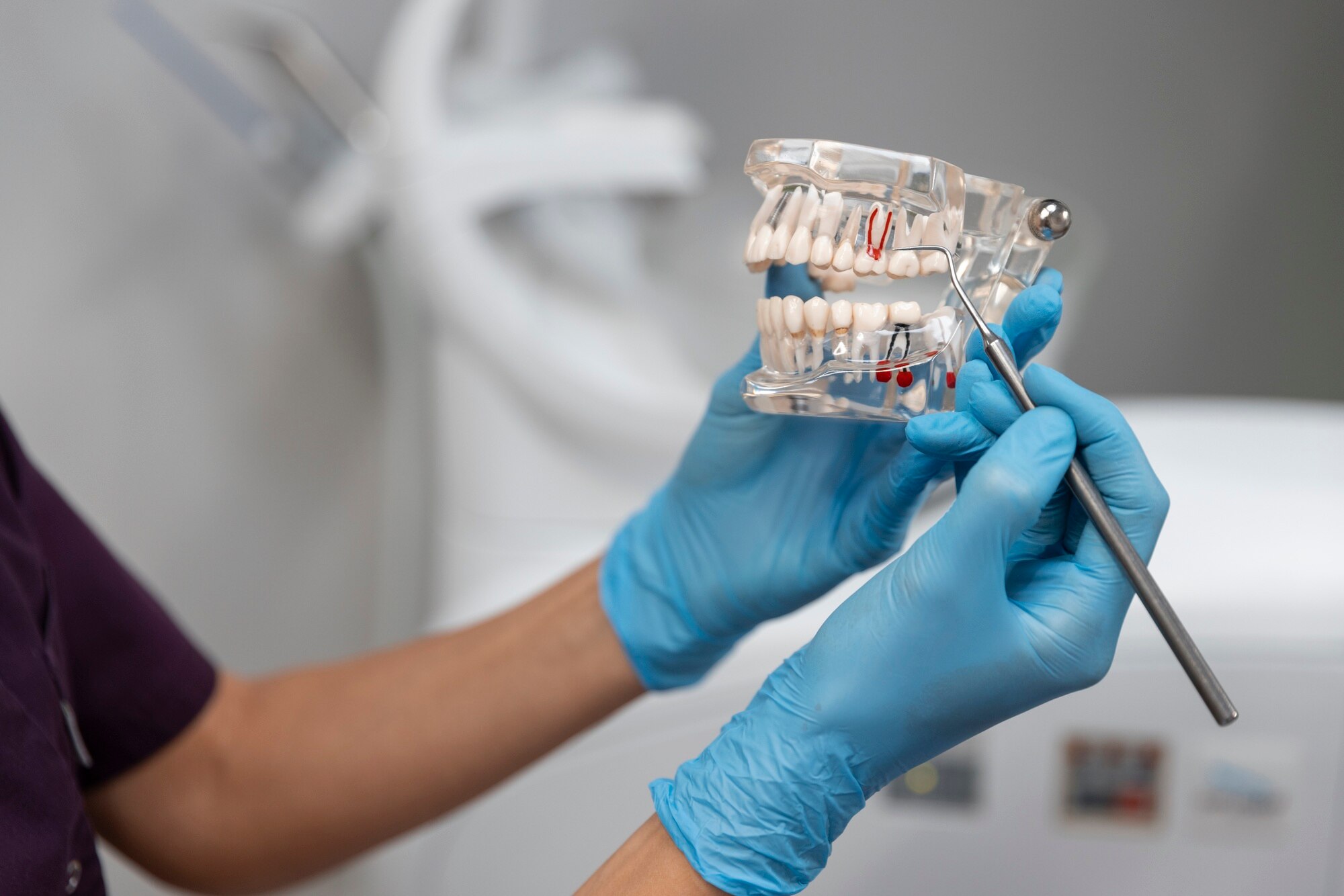 primer plano instrumentos dentales 23 2151053282